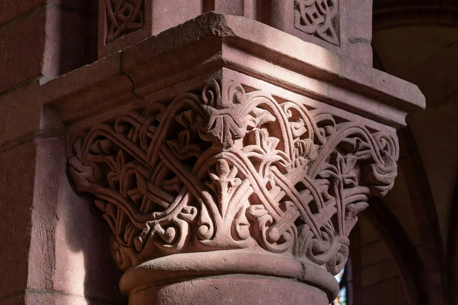 Détail d’un chapiteau roman sculpté de l’abbaye de Murbach