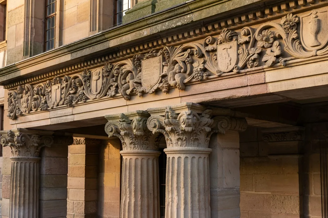 Détail sculpté d’une façade Renaissance alsacienne, pilastres et frise ornementale en grès