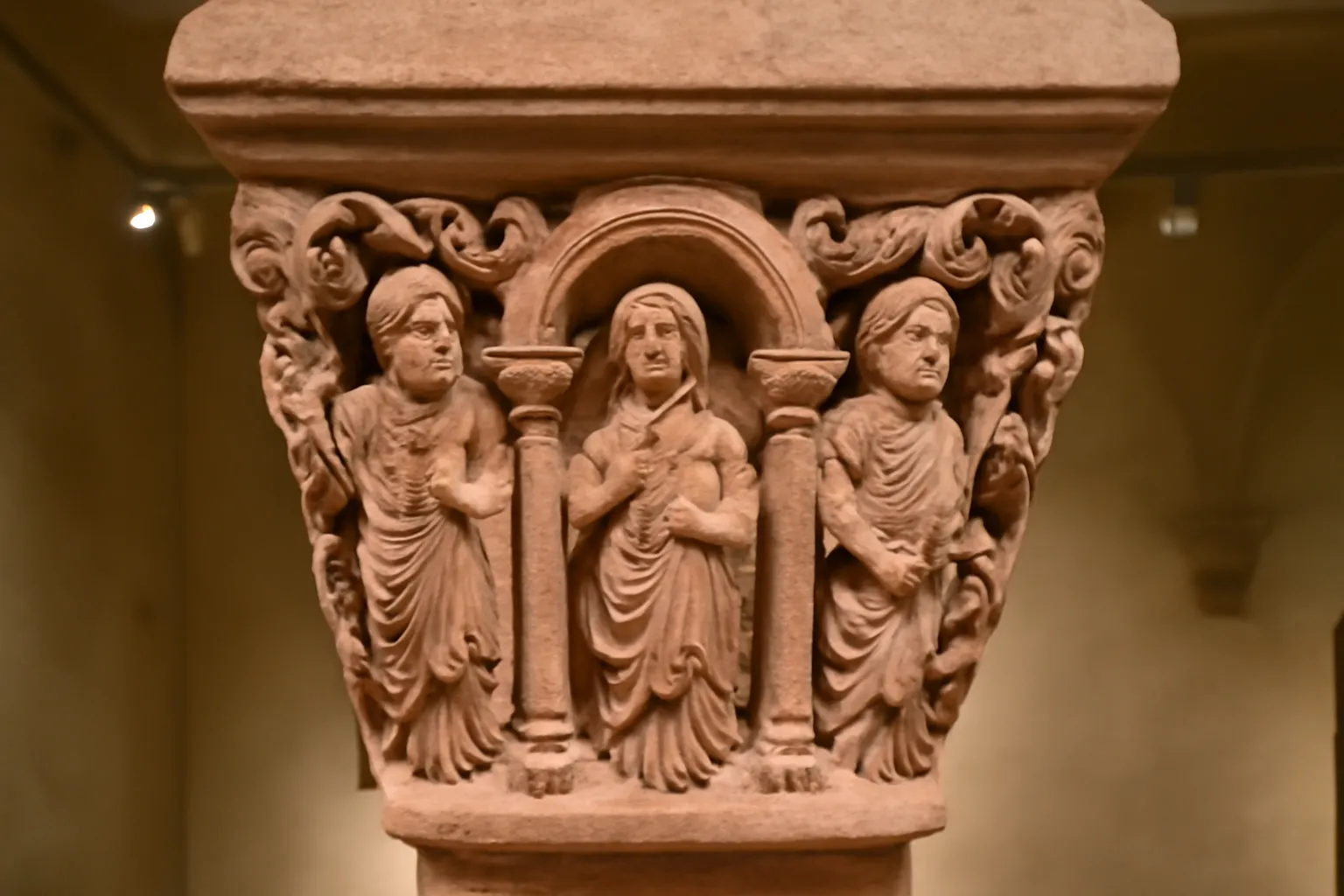 Détail architectural d’un chapiteau roman sculpté dans une abbatiale alsacienne